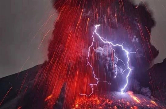 火山喷发与电闪雷鸣交织的刹那，太震撼了！