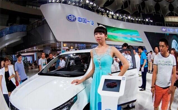 女子假扮车模，因颜值太低被驱赶，山寨真是让人无奈！