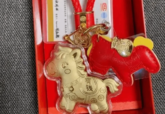 海底捞就赠送黄金小马挂件一事回应：订餐时备注即可领取