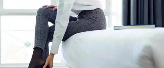 医生不建议直接穿着外裤在床上坐卧，这种行为容易引发皮肤瘙痒或过敏症状