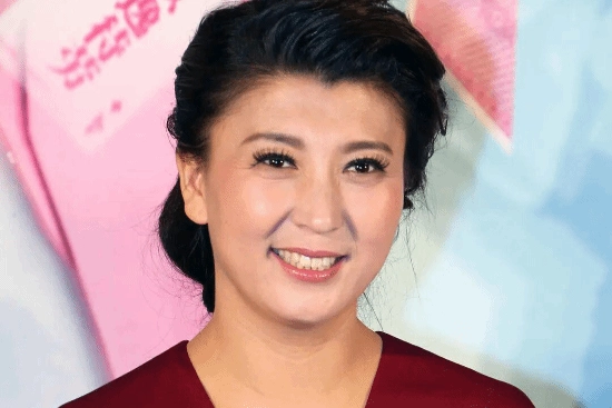 闫学晶陷入哭穷风波，究竟付出了怎样惨痛的代价？媒体给出犀利点评！