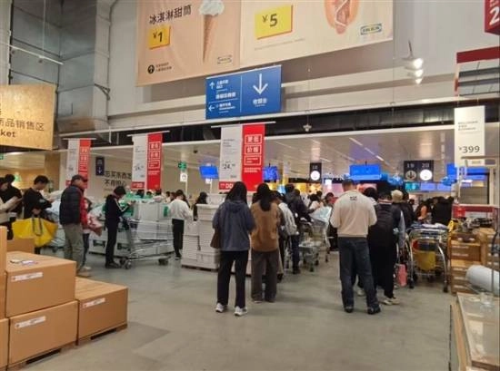 宜家关闭7家门店引发消费热潮工作人员贴出提示：电脑不参与售卖