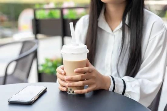 47岁女性员工上班时冲泡奶茶遭解雇，获补偿金一万多元