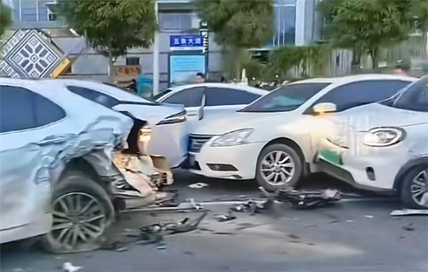阿维塔车辆在南宁市区失控，以100km/h速度连撞15车！官方已作出回应