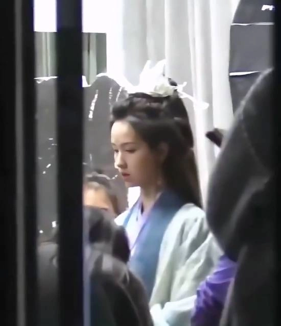 陈都灵《剑来》路透图曝光，一袭蓝绿仙裙清冷出尘，颜值惊艳众人