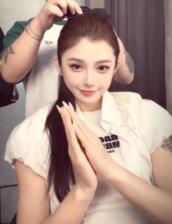 吴艳妮换回长发造型引热议，伴随音乐跳手势舞尽显好心情