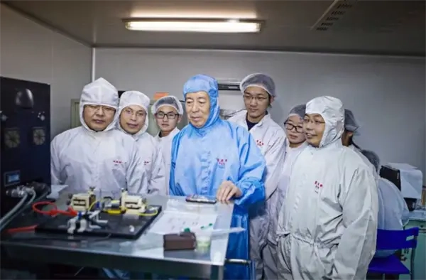 西电团队成功破解芯片散热领域的世界性难题，使界面热阻降低至原来的三分之一