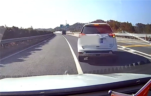 高速路上随意变道停车致后方两车追尾：未发生接触的司机仍需承担全部责任！