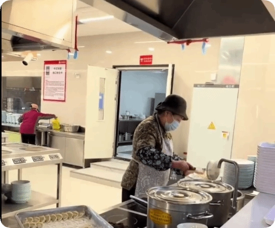 绝非作秀！刘强东母亲现身京东食堂包饺子：每日都会前来