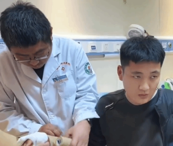 孩子写作业磨磨蹭蹭，30分钟只写了18个字，父亲气得怒锤桌子，结果把自己的手捶骨折了