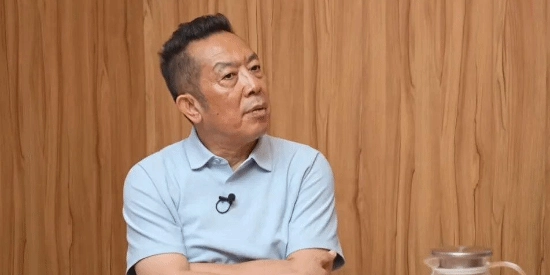 开战！贾国龙回击罗永浩污蔑：服务员被逼下跪数十次