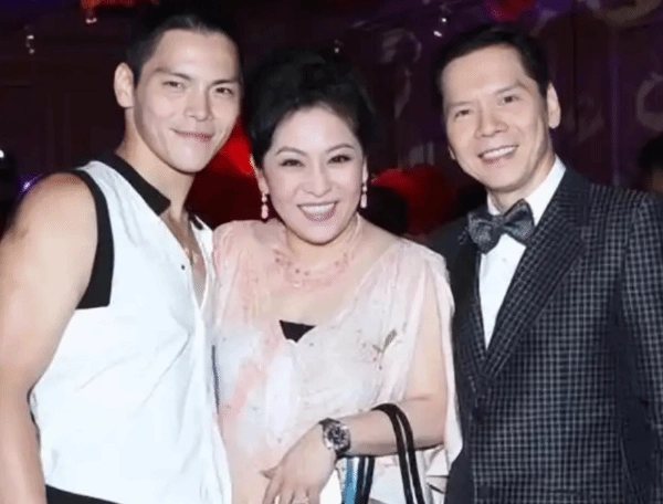 向华强表示与向太不存在七年之痒，娱乐圈的美女入不了他的眼