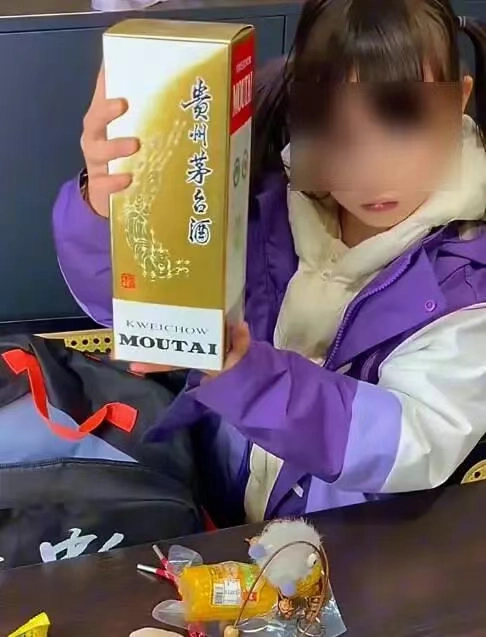 秦朗丢作业升级版登场！7岁小学生花50元换茅台，原来是家长自编自演的戏码