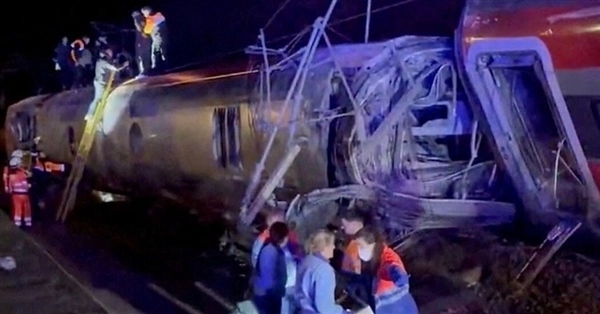 西班牙高铁发生脱轨相撞事故造成40人死亡37人失踪钢轨焊接处成调查重点