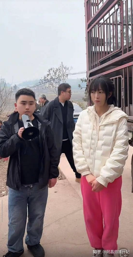 “呆呆”就刨猪宴后涨粉超200万一事作出回应，坦言自己惹了个不小的麻烦