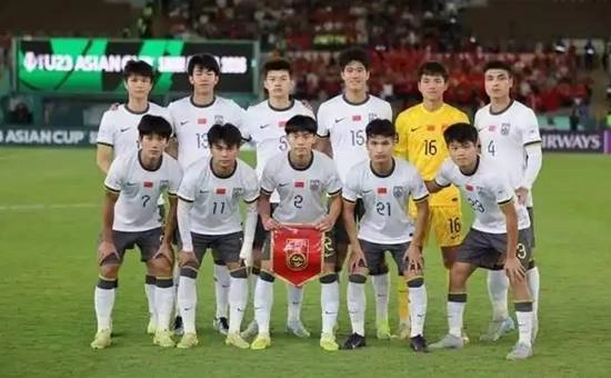 越南队不敌国足后球员跪地致歉，憾失百万巨奖