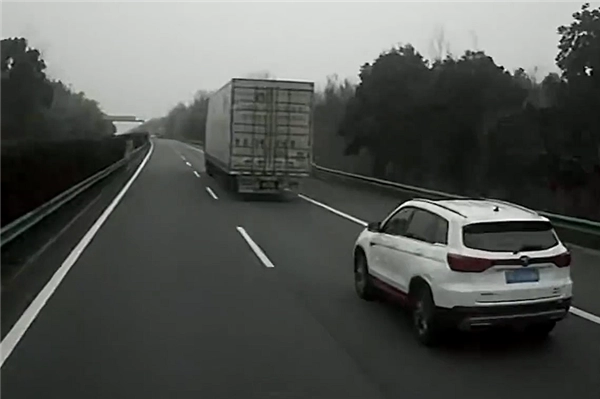 小车连续变道引发碰撞，涉事司机却睁眼说瞎话：我正常行驶，是他突然就撞上来了