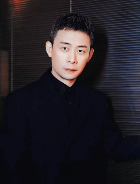 网传张译玩剧本杀时全程观看主持人的演技展示网友调侃：DM的简历可以加上“演技经张译检验认可”这一项