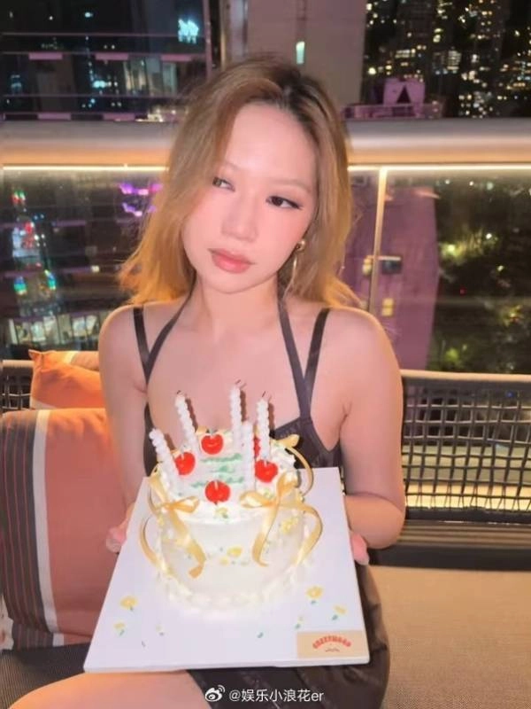 甄子丹22岁女儿的颜值：吊带短裙配长靴尽显酷辣熟女范儿