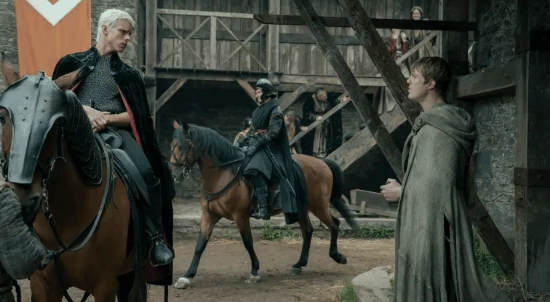 《权力的游戏》原著作者吐槽衍生新剧《七王国的骑士》重口名场面，主创方随即澄清此举绝非对《权力的游戏》的冒犯