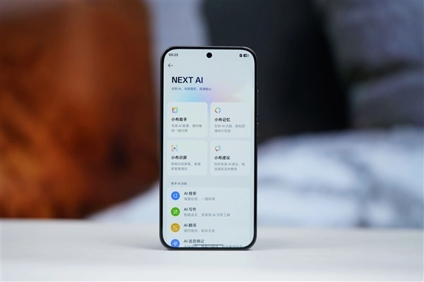 真我Neo8图赏：透明RGB光环加持，辨识度瞬间拉满