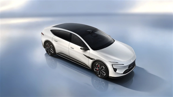 阿维塔12急加速时车尾会喷水！车主反映：不少车辆存在此问题