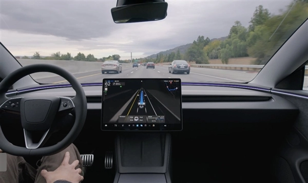 美国特斯拉保费可减半，条件是启用FSD功能