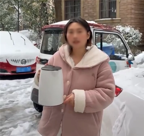 热水浇车玻璃会引发炸裂吗？女子用他人车辆做试验回应却让网友又气又笑