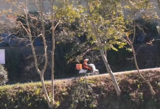 这座城里只有一位外卖骑手，人们称他是中国最孤独的城市骑士。