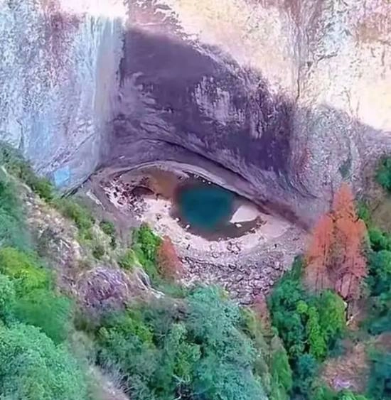浙江大龙湫瀑布惊现巨大“龙眼”，网友调侃：还是双眼皮呢