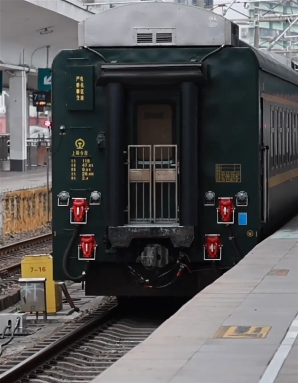 百年广州站送走最后一班普速列车，正式告别绿皮车时代，全面拥抱高铁新纪元