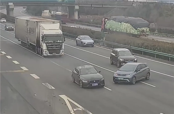 错过路口后强行变道，结果被半挂狠狠撞上！小车女司机委屈道：我明明打了转向灯啊