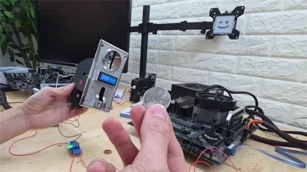 硬核玩家给PC加装投币装置：开机需先投币，堪称花钱买罪受！