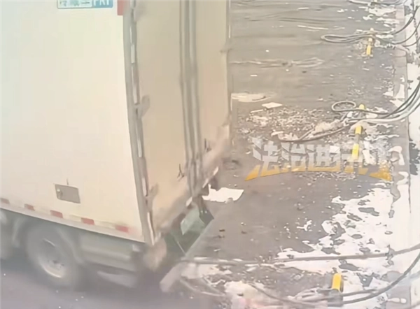 货车司机一时疏忽，充电结束后竟把充电桩一并带走了