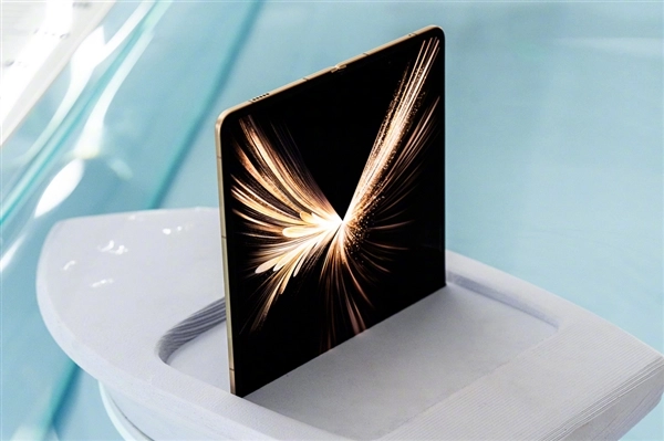 荣耀MagicV6搭载7000mAh超大电池:刷新折叠屏旗舰电池容量纪录