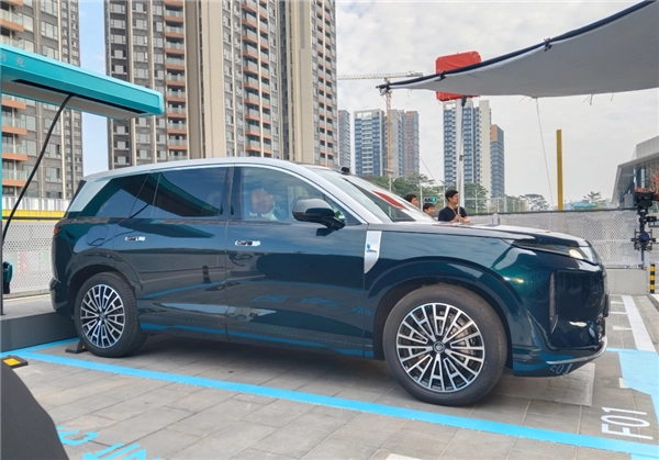 未偽裝的比亞迪大唐實(shí)車曝光：車長(zhǎng)超過(guò)5米零百加速成績(jī)達(dá)4.9秒