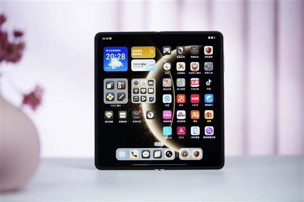 荣耀MagicV6核心配置详情揭晓:配备满血第五代骁龙8至尊版芯片,同时具备卫星通信支持