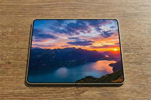 三星新款折叠屏亮相：屏幕比例与iPhoneFold高度相似剑指苹果