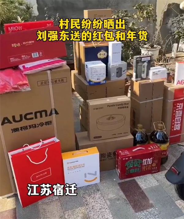 上万件年货已备好！刘强东给家乡父老送年货，大屏AI手机堆成墙