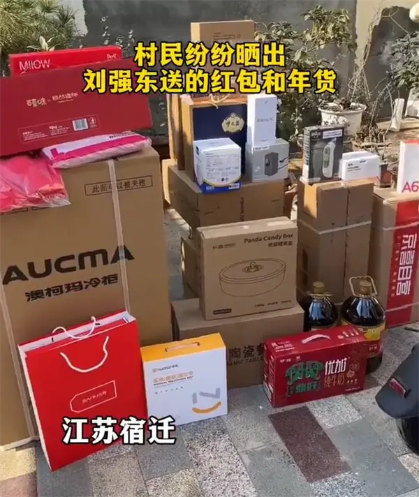 刘强东回村发年货，村民排队领取！小学同窗：盼着强子回来，想和他喝两杯