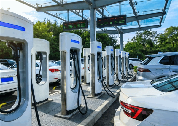 今年春运期间高速服务区的充电桩是否充足？交通运输部给出了回应