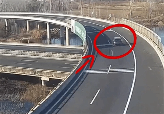 这操作连藤原拓海都得服！司机157km/h高速过弯失控翻车两圈，险些坠桥