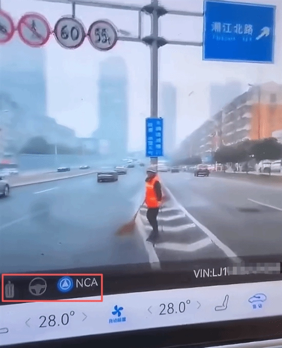 智驾车辆违规变道酿事故！径直撞上环卫工人，现场画面令人心惊