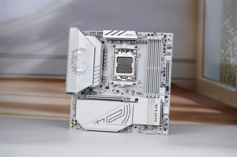 微星首款全白外观的M-ATX小板来袭！MPGB850MEDGETIMAXWIF刀锋钛主板评测：性能比肩顶级X870E主板