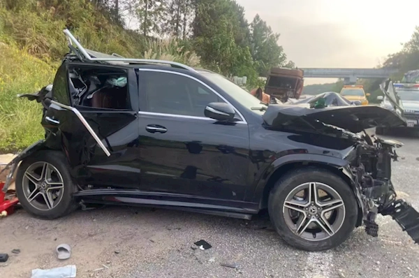 奔驰GLE高速错过路口后停车，引发事故致2死3重伤！车主对安全气囊未弹出提出质疑
