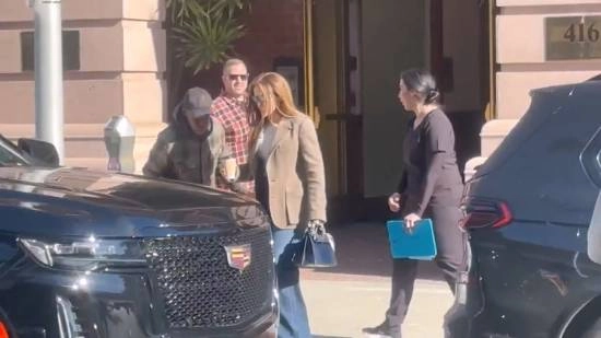 是真慷慨还是在作秀？詹妮弗·洛佩兹现身街头给流浪汉派发钱财