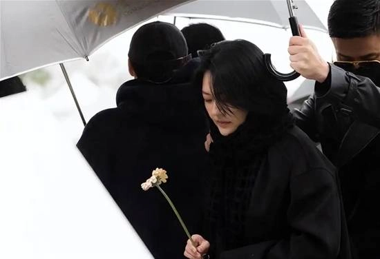 小S在大S雕像揭幕仪式上多次落泪S妈激动哭喊：我的宝贝重生了