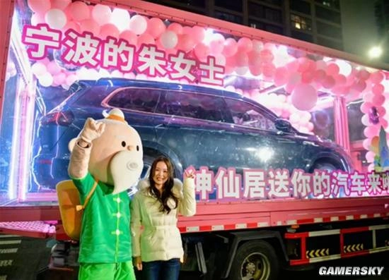 景区给发布视频获69万赞的女游客送上一台问界M7作为奖励