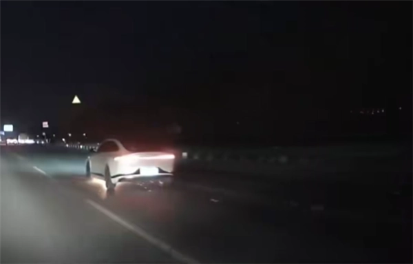 长安启源A07底盘冒出火星，后车司机发现后追赶提醒，车主下车查看时车辆突然起火