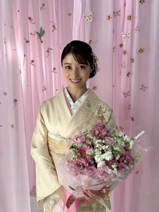 桥本环奈迎来27岁生日：比起自身状况，更牵挂拓麻歌子的健康了